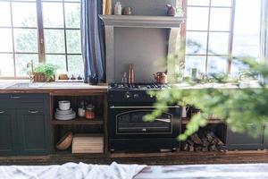 Scandinavische klassieke minimalistische donkergrijze keuken met houten details. stijlvolle loft moderne grijze keukendecoratie met een schoon, eigentijds interieurontwerp. foto