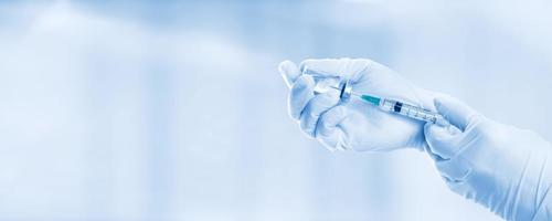 hand met vedel met vaccin tegen corona virus. foto