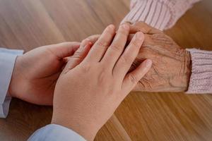 de dokter schudde de hand van de patiënt als een teken van bemoediging. foto