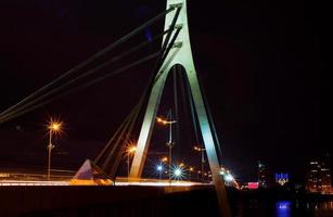 brug in Kiev 's nachts foto