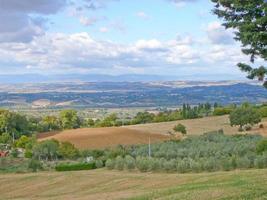 uitzicht op het kasteel van sarteano op de heuvels van Toscane, italië foto