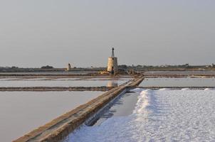 zoute zoutvlakten in marsala foto