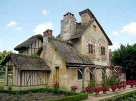 oud verlaten huisje in een openbaar park in parijs, frankrijk foto