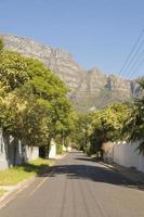 straat in claremont, kaapstad, zuid-afrika. panoramische tafelbergen. foto