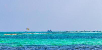 boten jachten tussen het eiland Cozumel en Playa del Carmen Mexico. foto