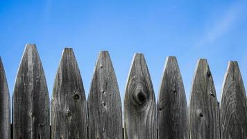 houten hek met mooie blauwe lucht foto