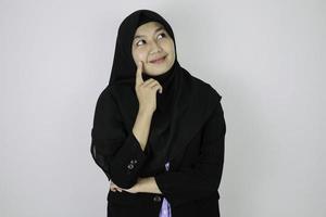 gelukkig en dagdromen gebaar jonge aziatische islam vrouw die hoofddoek draagt. foto