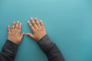 kinderhand op groene achtergrond met kopieerruimte foto