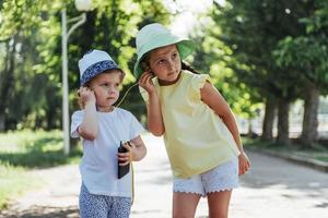 gelukkig meisje met koptelefoon om muziek te delen foto