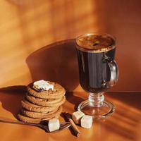 glazen kop warme koffie met koekjes en chocolade