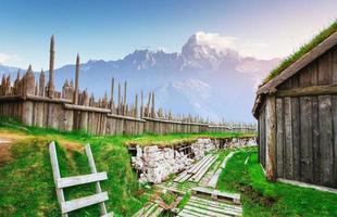 traditioneel vikingdorp. houten huizen bij de bergsparren foto