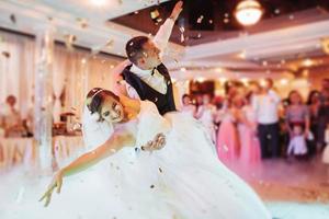 gelukkige bruid en bruidegom hun eerste dans foto