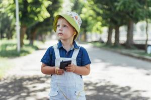 schattige jongen poseren voor foto buitenshuis oekraïne. Europa