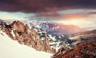 kleurrijke de lentezonsondergang over de bergketens in national foto