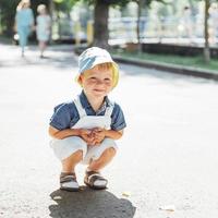 schattige jongen poseren voor foto buitenshuis.