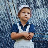 schattige jongen poseren voor foto buitenshuis