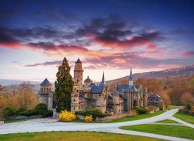 de schilderachtige zonsondergang en stapelwolken boven het oude kasteel foto