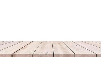 houten tafel voor weergave of montage van producten met lege witte achtergrond. foto