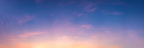 dramatische panoramahemel met wolk op zonsopgang en zonsondergangtijd. foto