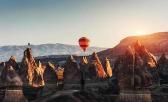 geweldige zonsondergang over cappadocië. mooie kleur ballonnen. kalkoen foto