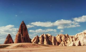 mooi cappadocië op de achtergrond van blauwe lucht met wit foto