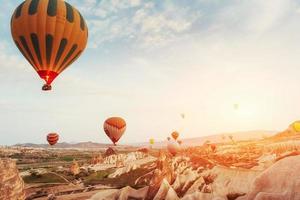 geweldige zonsondergang over cappadocië. mooie kleur ballonnen. kalkoen foto