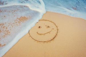 de tekeningen in het zand op het strand foto