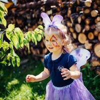 mooi meisje in een sprookjeskostuum met vlindervleugels foto