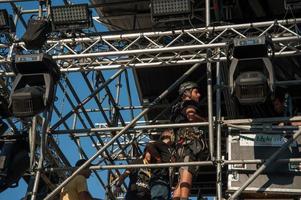 milano italië 2018 televisiebeelden op piazza duomo in milaan foto