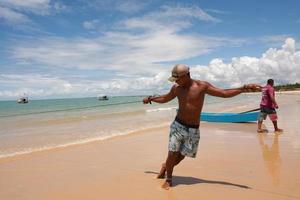 Ponto do Corumba, Brazilië. 6 maart 2022 lokale vissers trekken hun net van de ochtendvangst binnen. foto