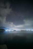 prachtige nacht vol prachtige sterren stijgt boven de dam foto