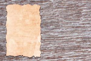 oud papier op bruin verouderd hout foto