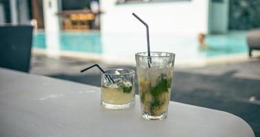 zomercocktails aan de rand van een resortzwembad. concept van luxe vakantie in vintage effect filter. foto