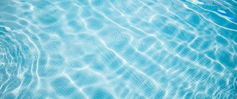 golvend wateroppervlak van het zwembad. blauw gescheurd water in zwembad zomervakantie banner, buiten ontspannen recreatieve leuke activiteit