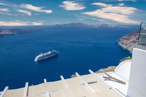 witte architectuur op het eiland santorini, griekenland. prachtig landschap met uitzicht op zee. cruiseschip aan zee in de buurt van de eilanden. santorini-eiland, griekenland. foto