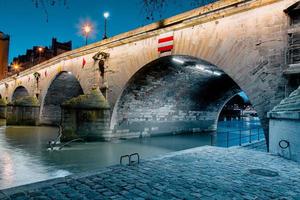 schemeringscène van de rivier de Seine van Parijs met fantastische kleuren tijdens zonsondergang. foto