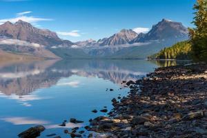 uitzicht op het meer van mcdonald in montana foto