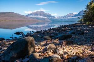 rotsen langs de oever van het meer van mcdonald foto