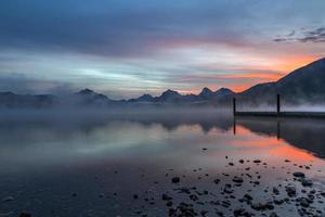 zonsopgang aan het meer van mcdonald in montana foto