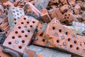 oude en gebroken stenen die op een stapel zijn gedumpt na de sloop van een gebouw foto