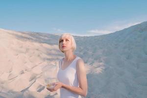 blonde vrouw in de woestijn met goudvis in haar handen foto