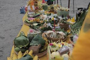 offers tijdens de nyepi-ceremonie van Indonesische hindoes. foto