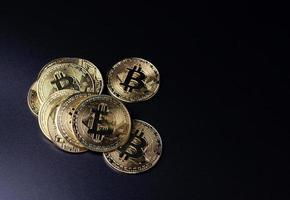 bitcoin-munten als cryptocurrency geplaatst op een zwarte achtergrond foto