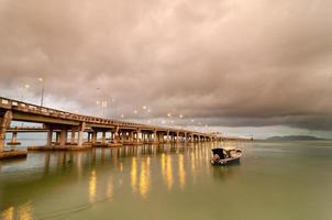 architectuur penang brug in regenende wolk foto