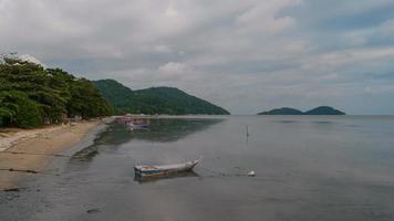 vissersboot anker aan de kust van de zee foto