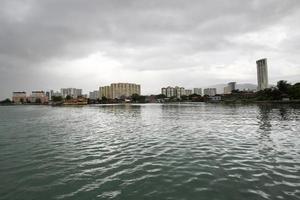 weerspiegeling van woongebouw appartement en condominium in de buurt van zee foto
