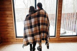 paar overdekte deken in modern houten huis tijd samen doorbrengen in warm en liefde. foto