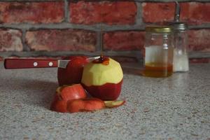 stilleven van appel, mes en honing foto