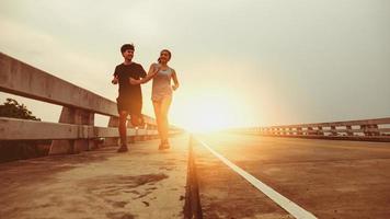 twee lopers renden naar buiten. en rennen op joggingpaden. het concept van het creëren van een goede gezondheid foto