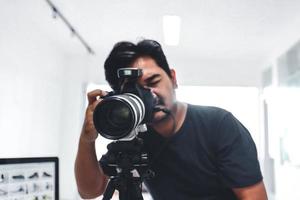 mannelijke fotograaf die een foto maakt met een statief